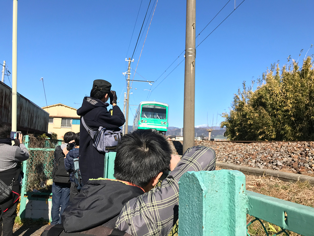 塚原駅すぐの線路脇、駅に進入してくる電車を撮影5